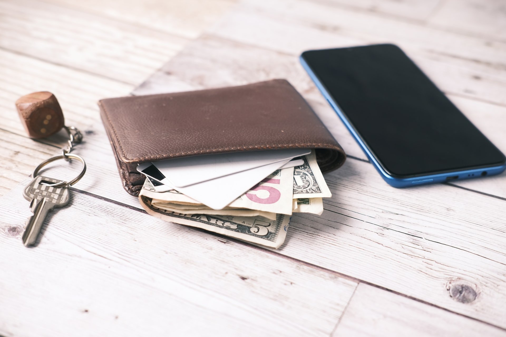 carteira e celular em cima da mesa