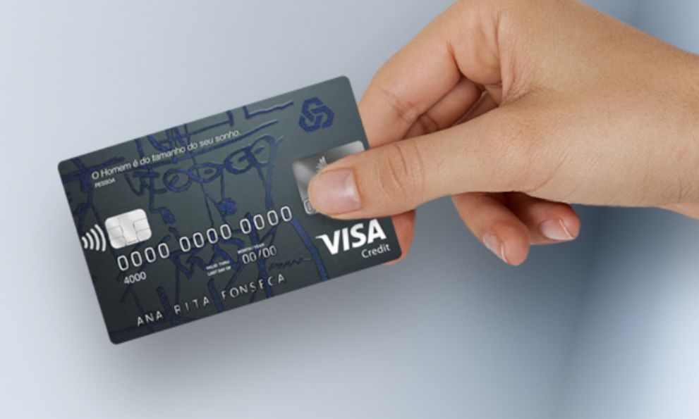 Mão segurando cartão de crédito Caixa Platina