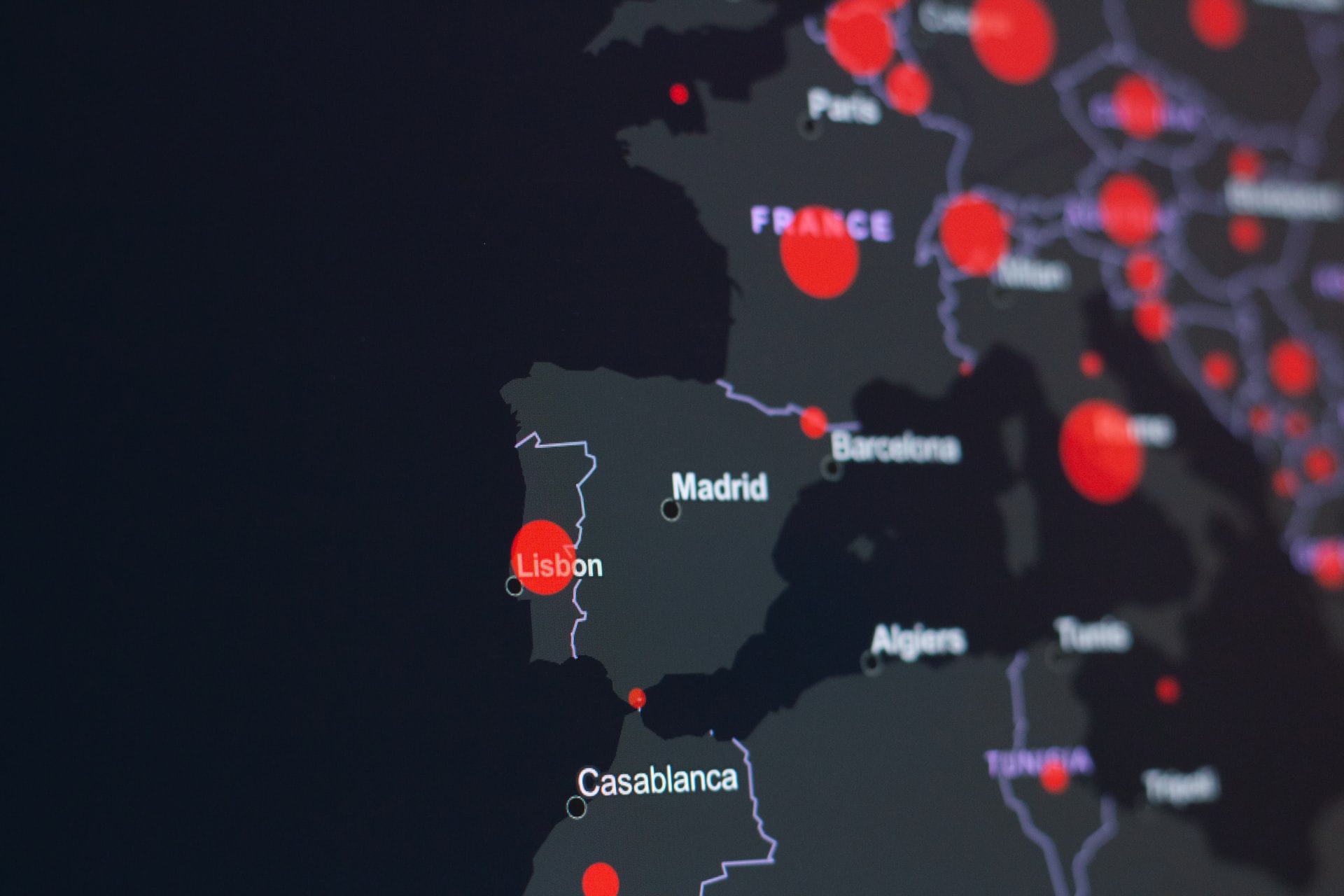 mapa de Portugal digital, mostrando o resto da Europa embaçado, focando em Portugal (onde comprar criptomoedas) e escrito Lisboa em inglês