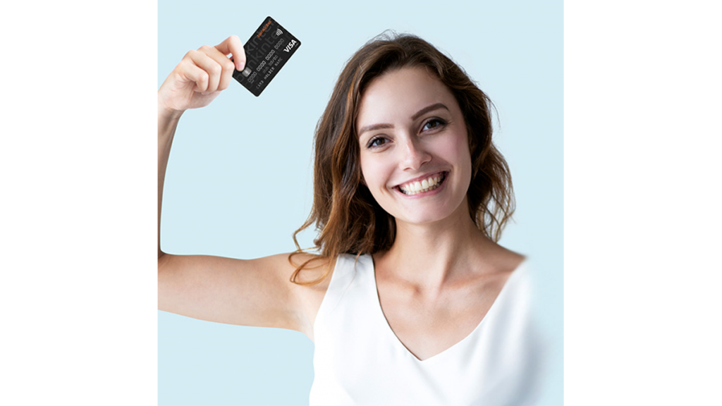 Mulher segurando cartão de crédito Bankinter Power