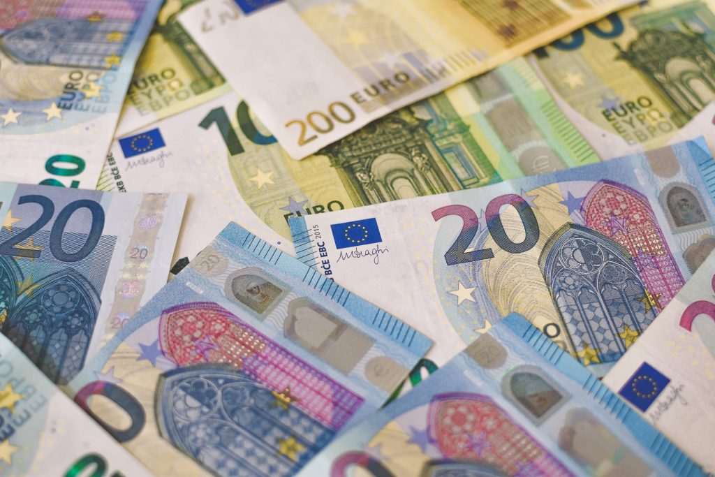 Notas de Euro, representando produtos financeiros do Novo Banco