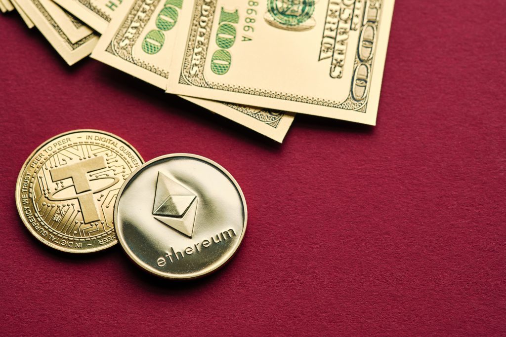 Criptomoedas Ethereum e Tether junto com notas de dinheiro, simbolizando a corretora BitPreço e como funciona