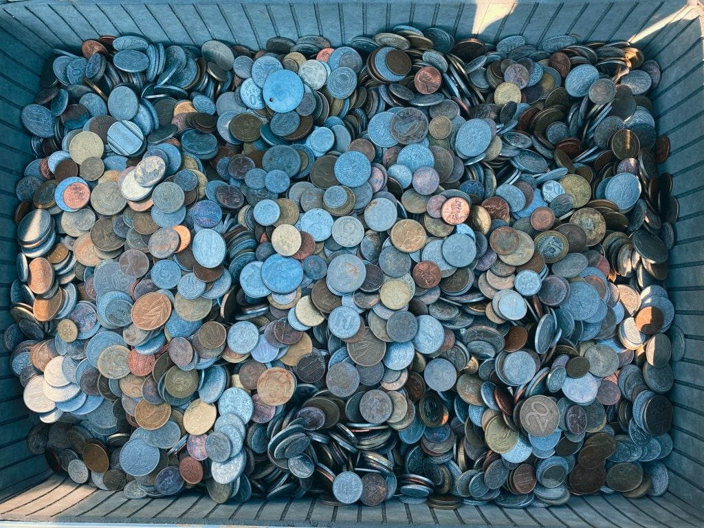 Quantidade abundante de moedas, representando a variedade de moedas da XTB o que é uma carteira digital