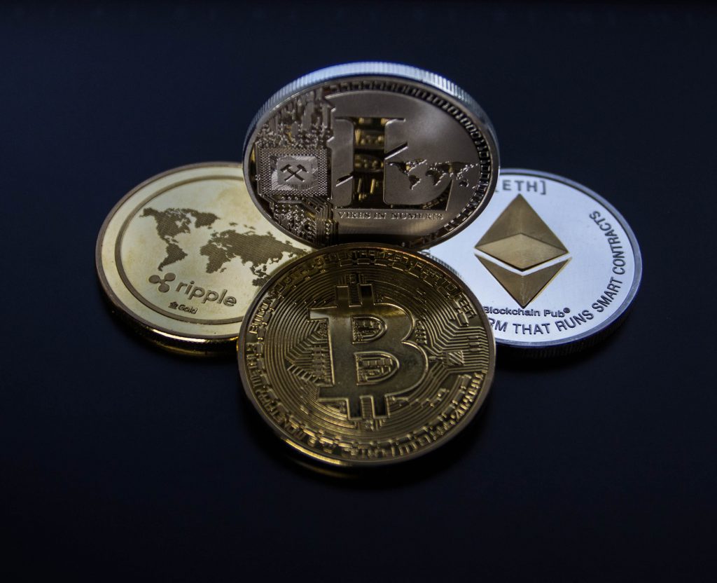 imagem de fundo escuro com criptomoeda bitcoin, ethereum e mais moedas digitais