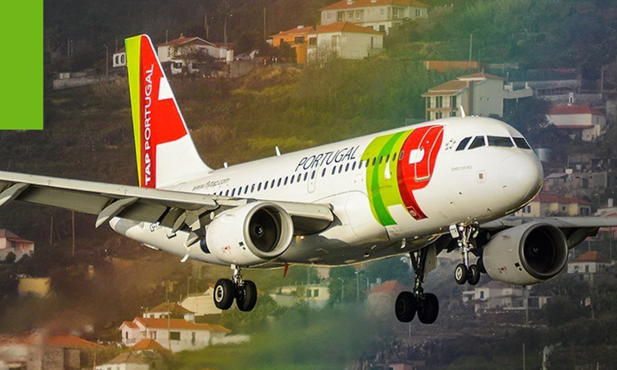 Avião com logotipo da TAP Portugal, simbolizando os benefícios dos cartões de crédito TAP