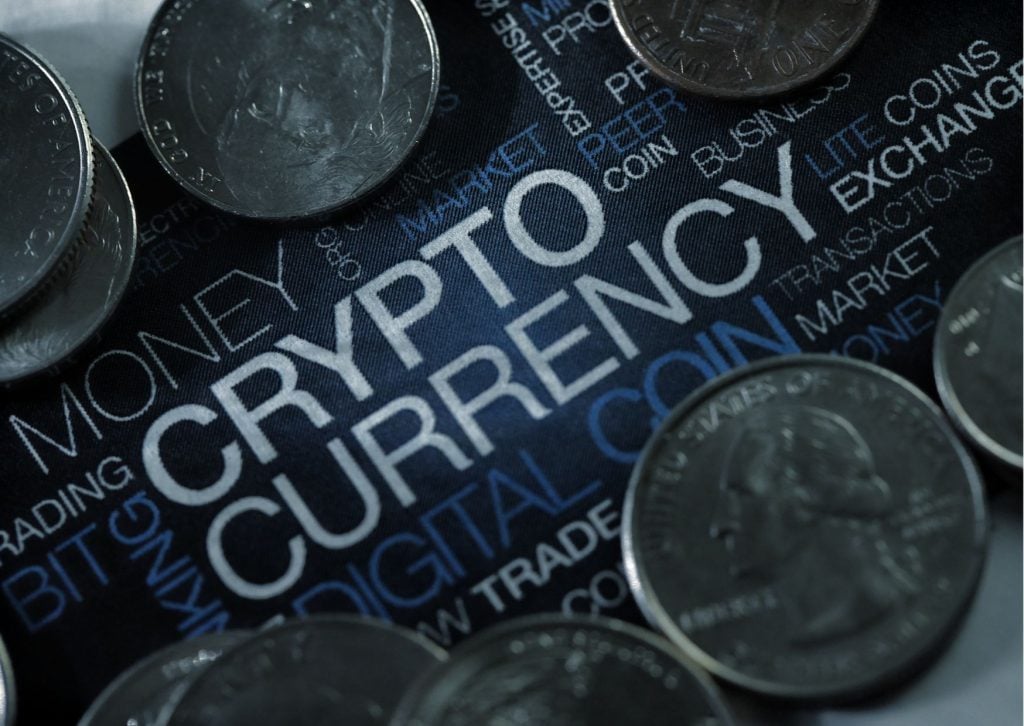 imagem escrito "crypto currency" ao lado de algumas moedas