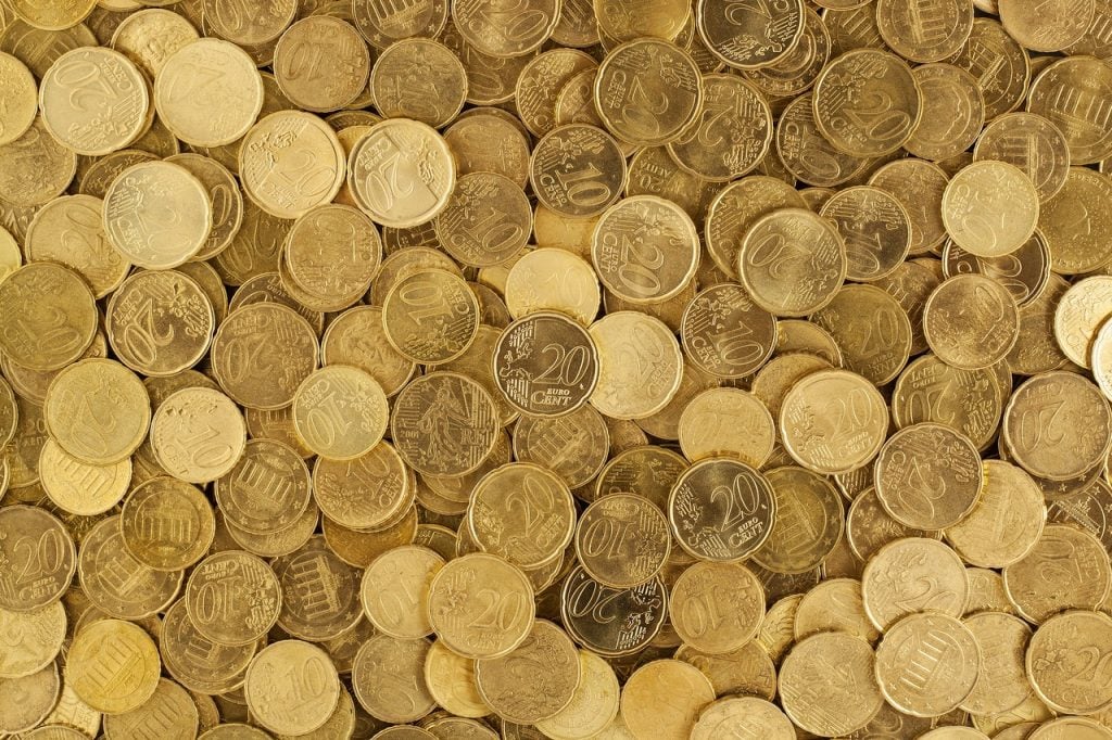 várias moedas de euro espalhadas