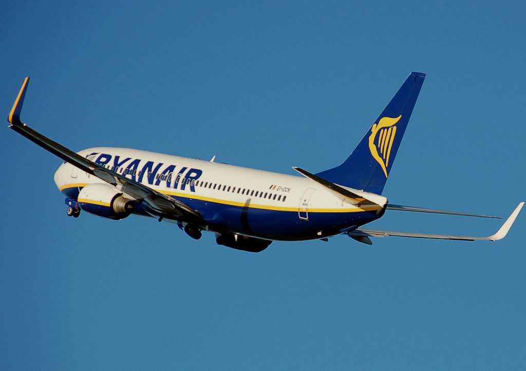 avião no ar após o passageiro aproveitar as promoções de passagem Ryanair