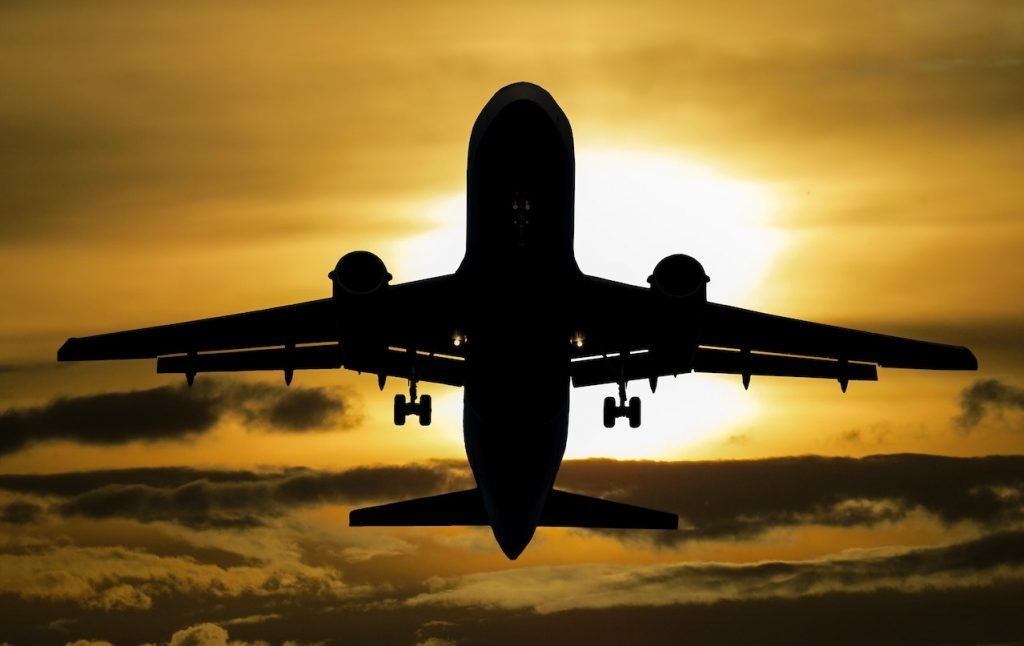 imagem com uma avião no ar após o passageiro aproveitar as promoções de passagem Transavia
