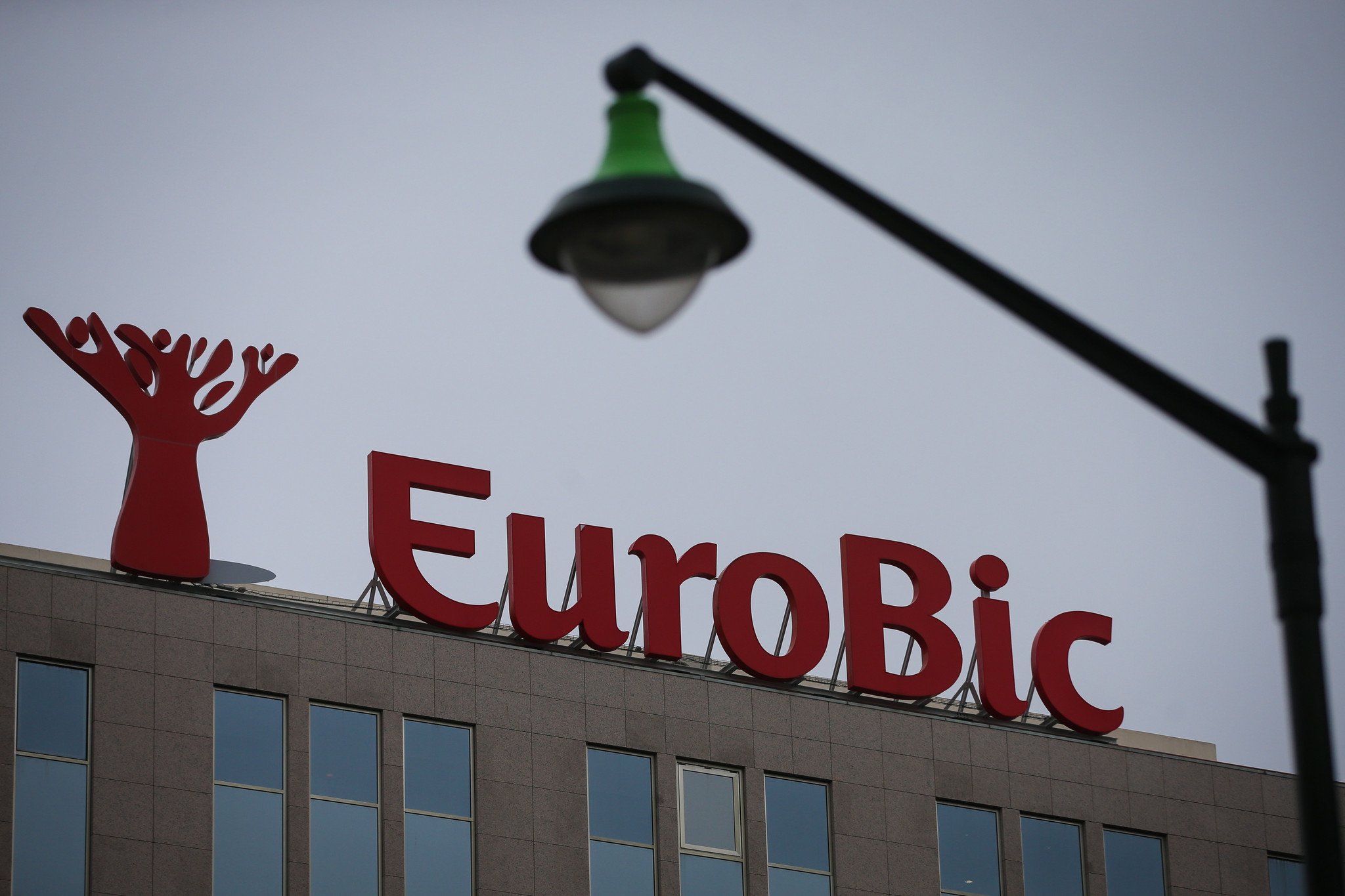 imagem com a fachada do banco EuroBic