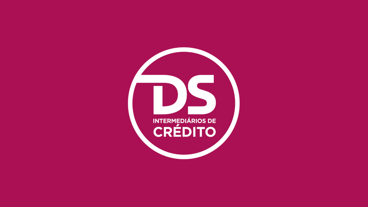 logo DS Intermediários de Crédito em fundo rosa escuro