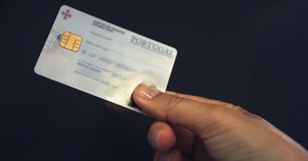 imagem com uma pessoa segurando em uma das mãos o cartão cidadão