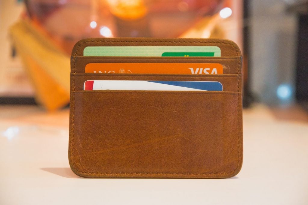 Vários cartões de crédito em uma carteira marrom