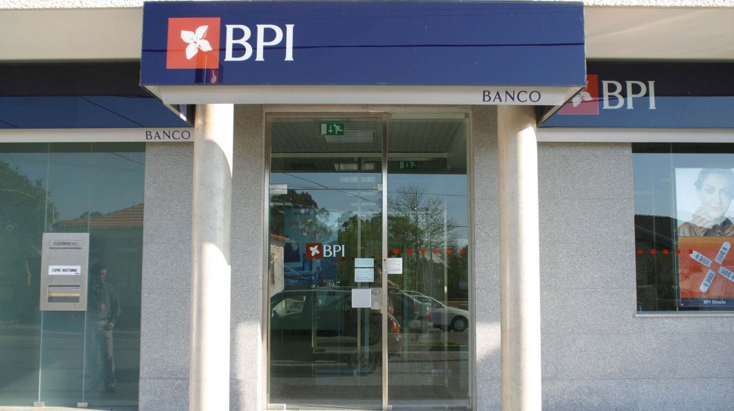 imagem com a fachada do banco BPI
