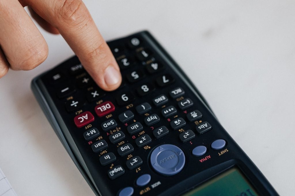 imagem com uma calculadora e um bloco de papel sobre o IRS 2023