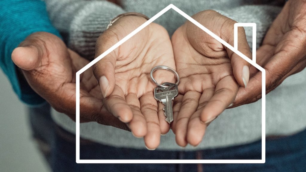 imagem com duas pessoas segurando uma chave de uma casa em mãos ao pesquisar tudo sobre fundos imobiliários