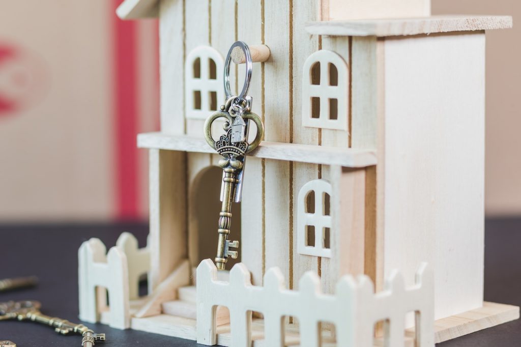 imagem com uma casa de madeira e uma chave para abrir