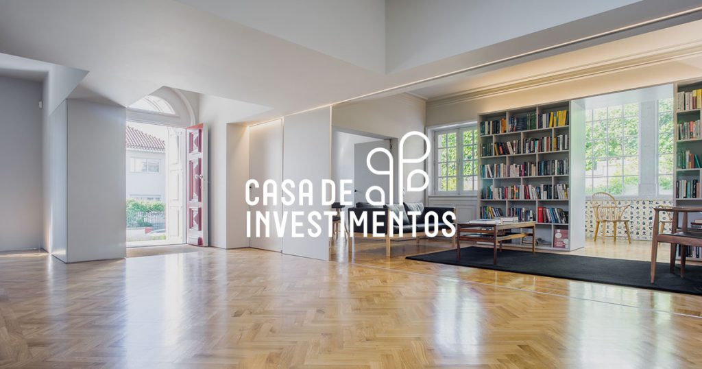 imagem de um apartamento com o logo oficial da corretora casa de investimentos