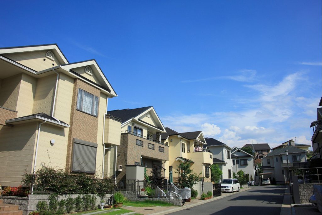 imagem de várias casas que podem ser adquiridas após o entendimento dos tipos de taxas de crédito habitação