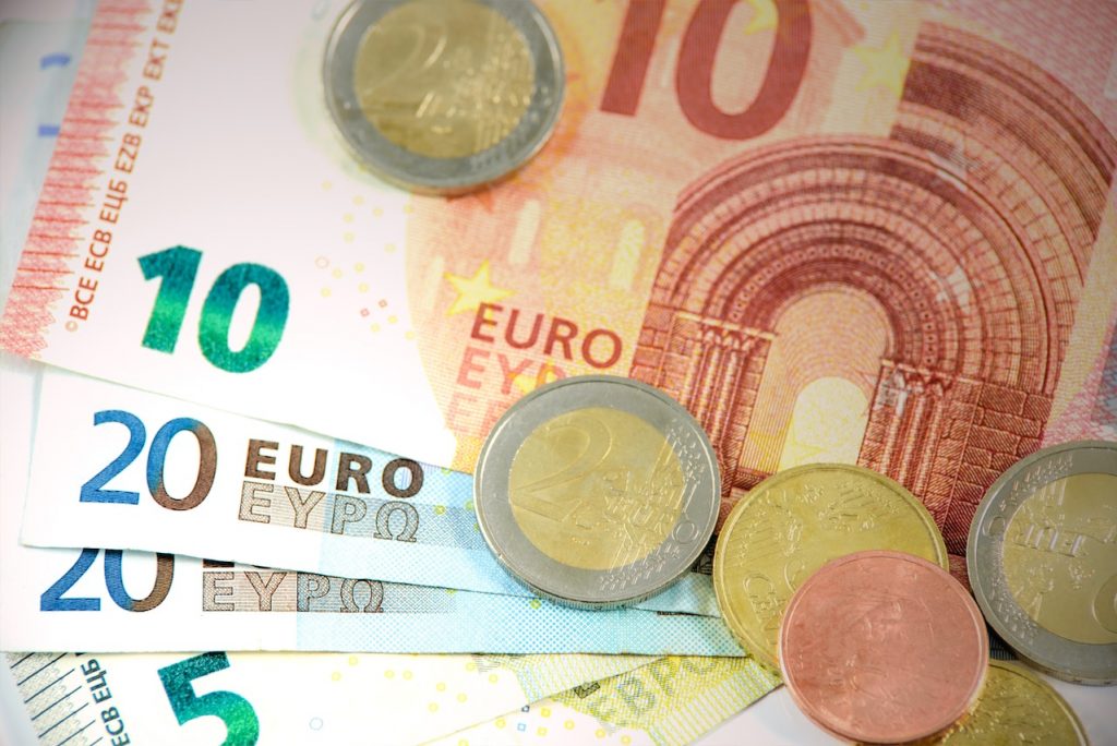 notas de 5, 10 e 20 euros e moedas