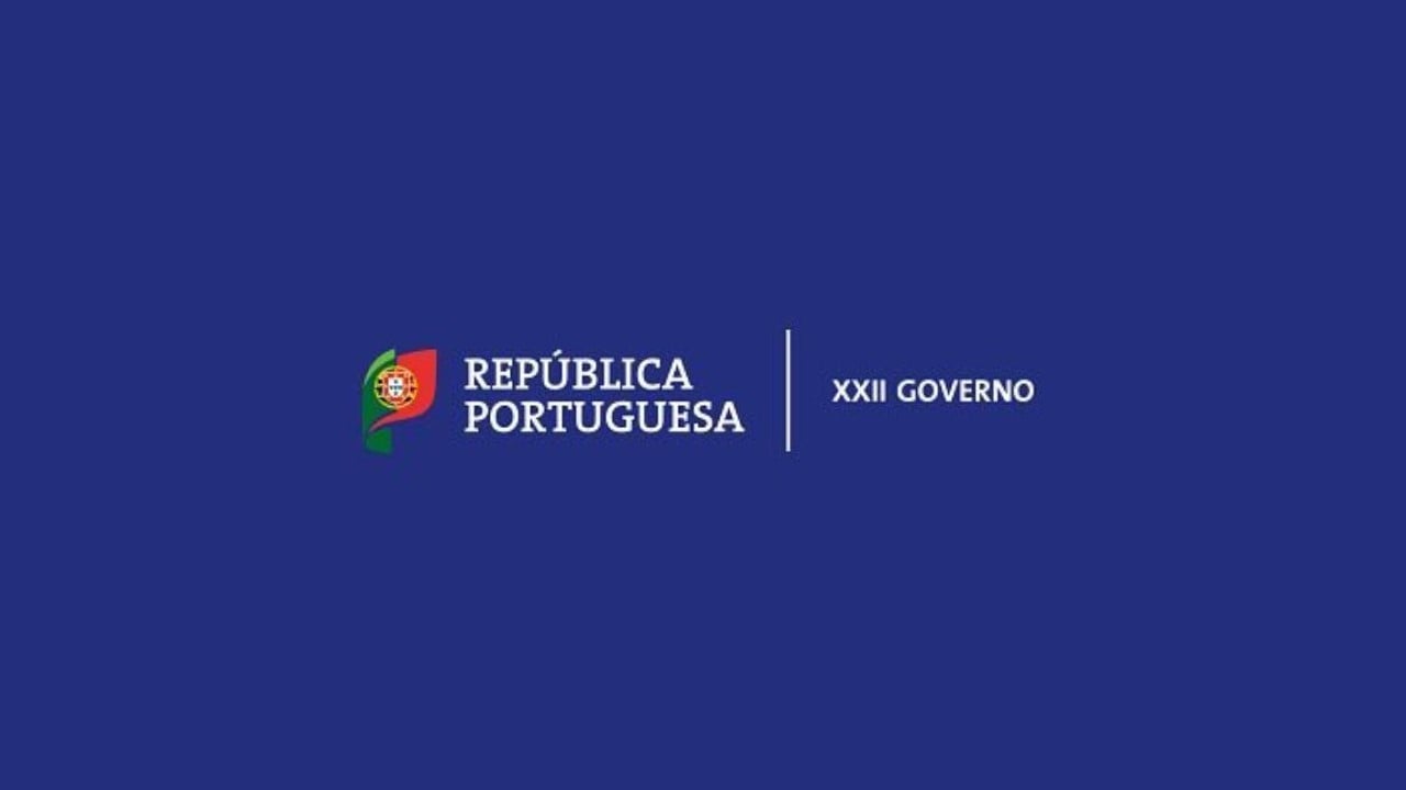 Logo República Portuguesa fundo azul escuro