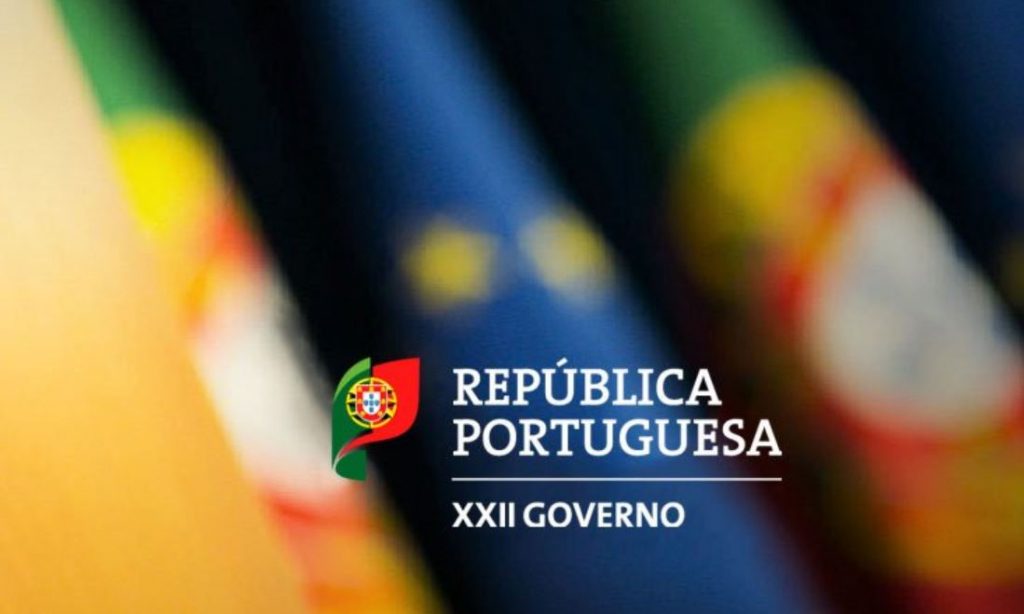 Logo República Portuuguesa com bandeiras ao fundo
