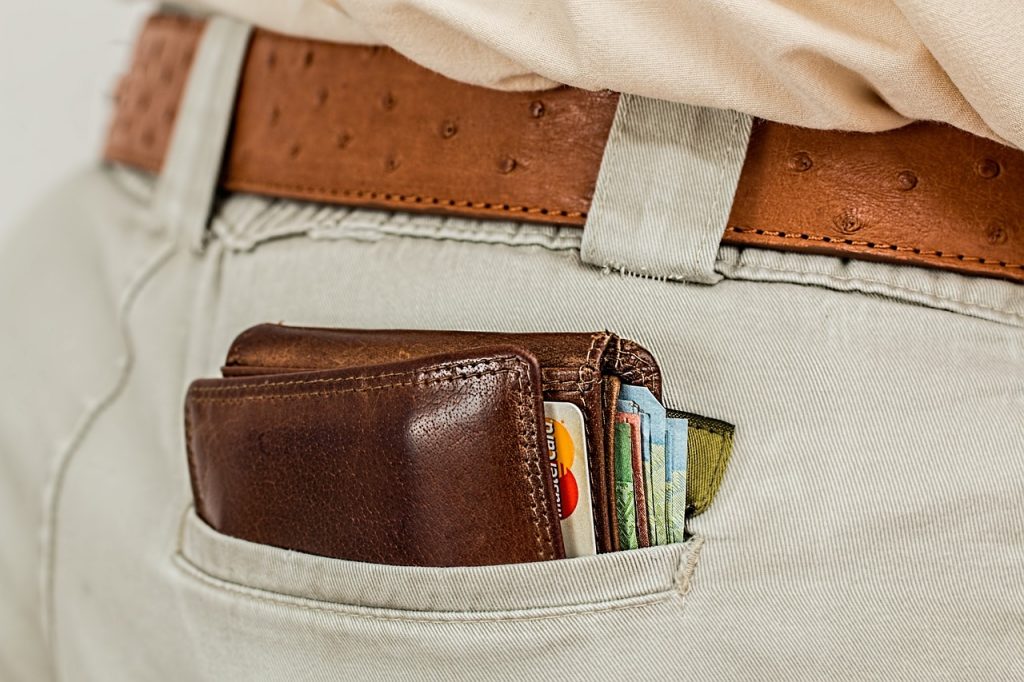 Bolso com carteira e cartão de crédito