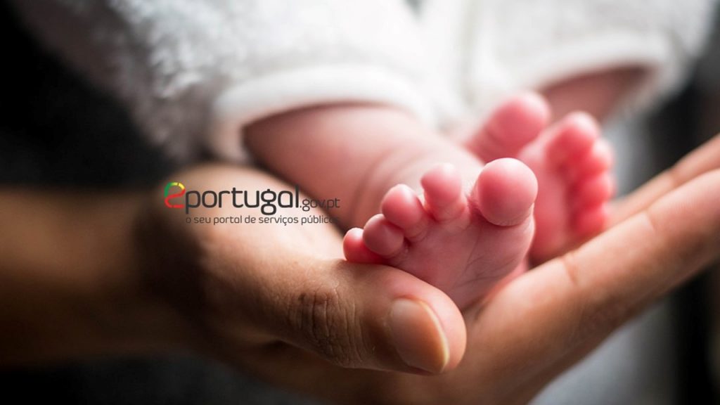 Logo ePortugal e pés de bebê