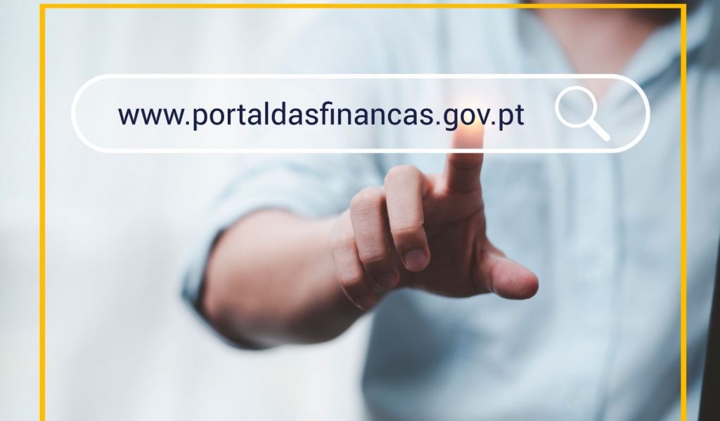 Mão clicando em link do Portal das Finanças