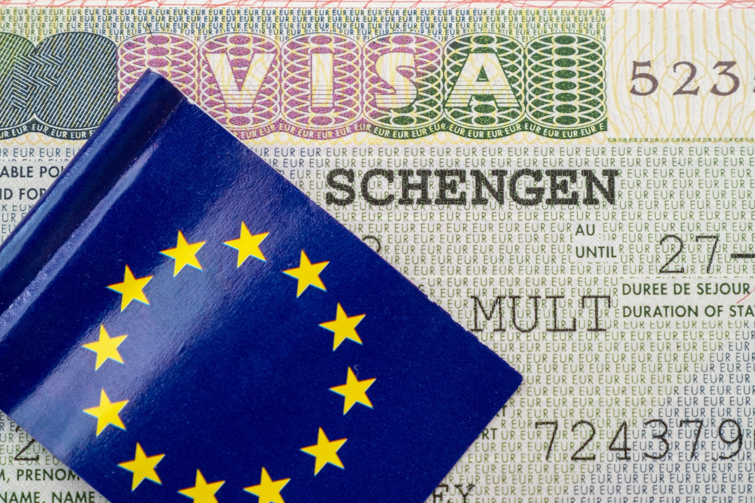 Bandeira UE com visto Schengen atrás