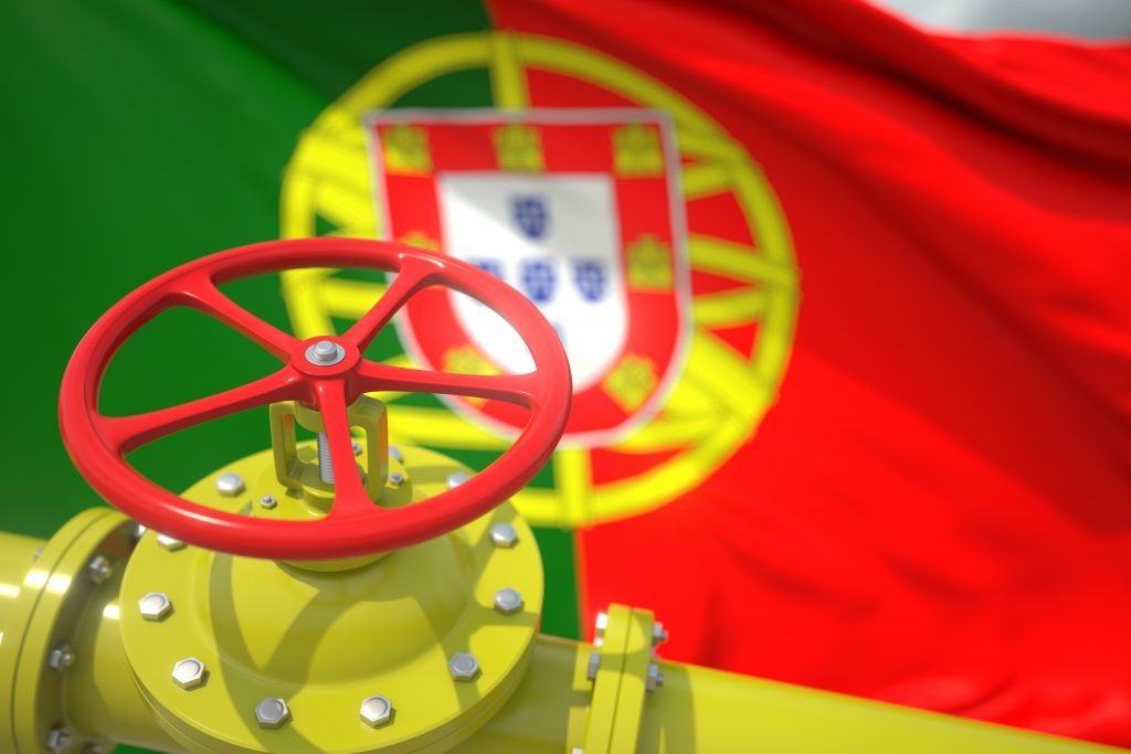 Válvula de cano e bandeira portuguesa ao fundo
