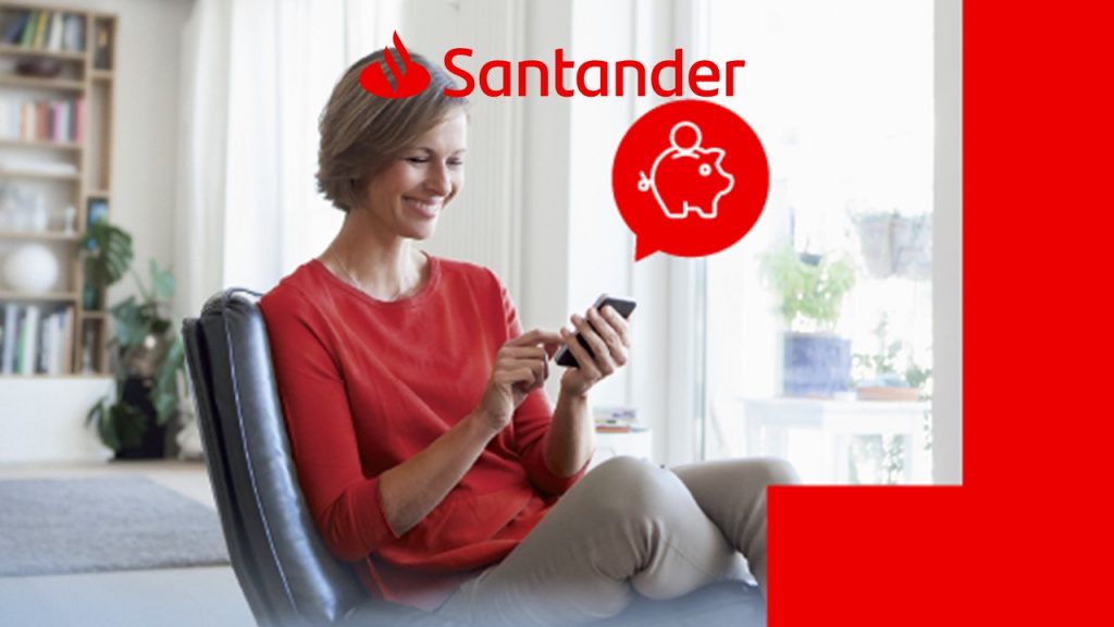 Mulher usando celular com desenho de porquinho de dinheiro na tela e logo Santander