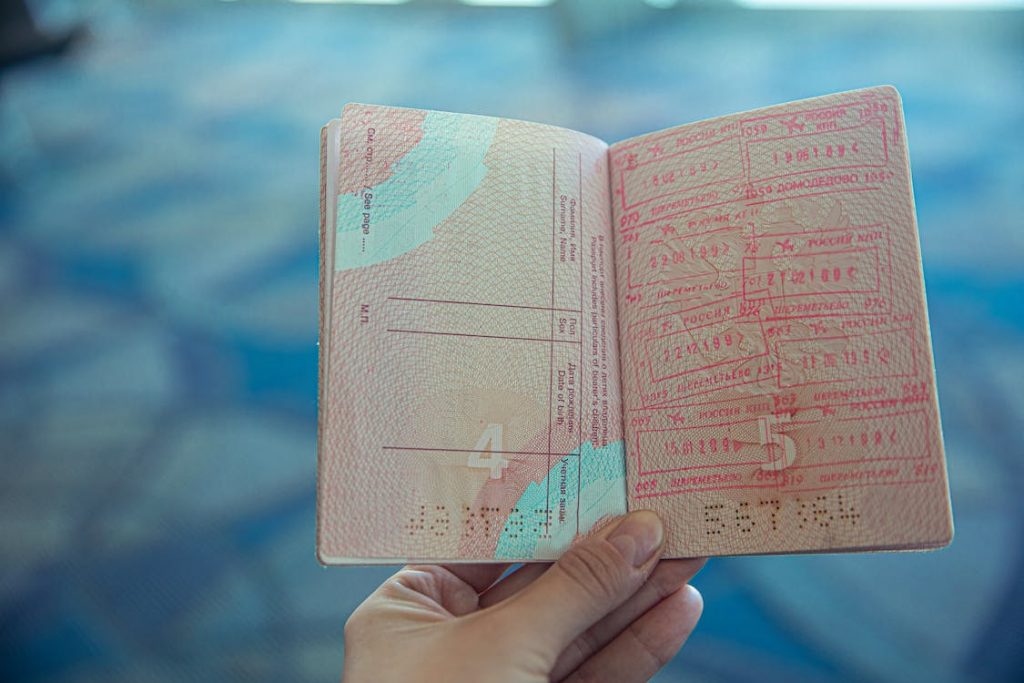 Passaporte aberto com carimbos