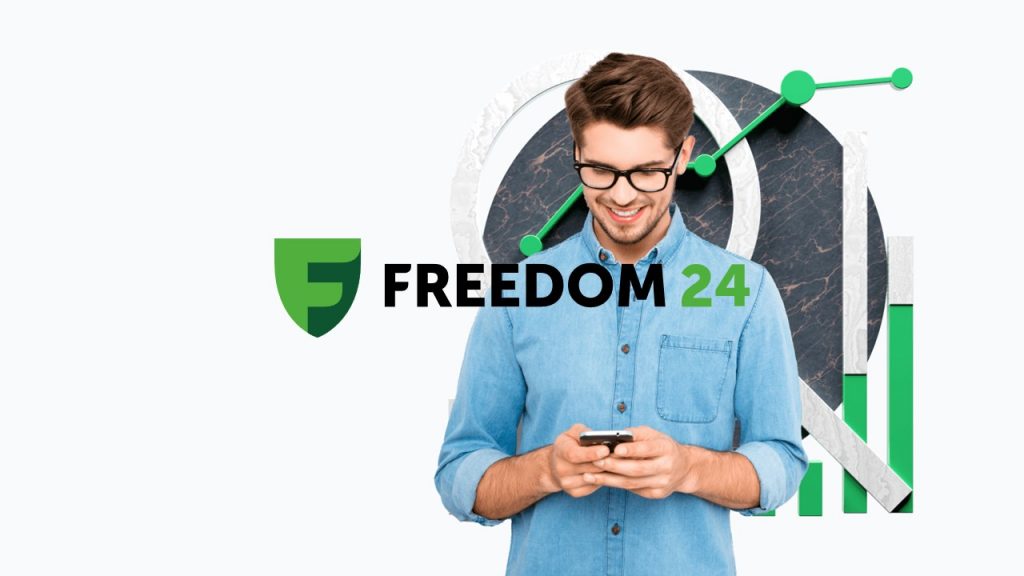 Homem sorrindo olhando celular com logo Freedom24
