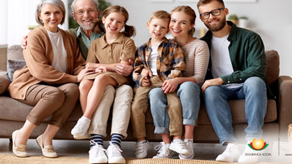 Família sentada com fihos e avós sorrindo