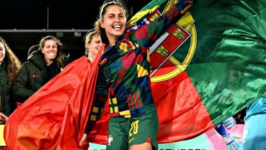 Menina feliz com a bandeira de Portugal