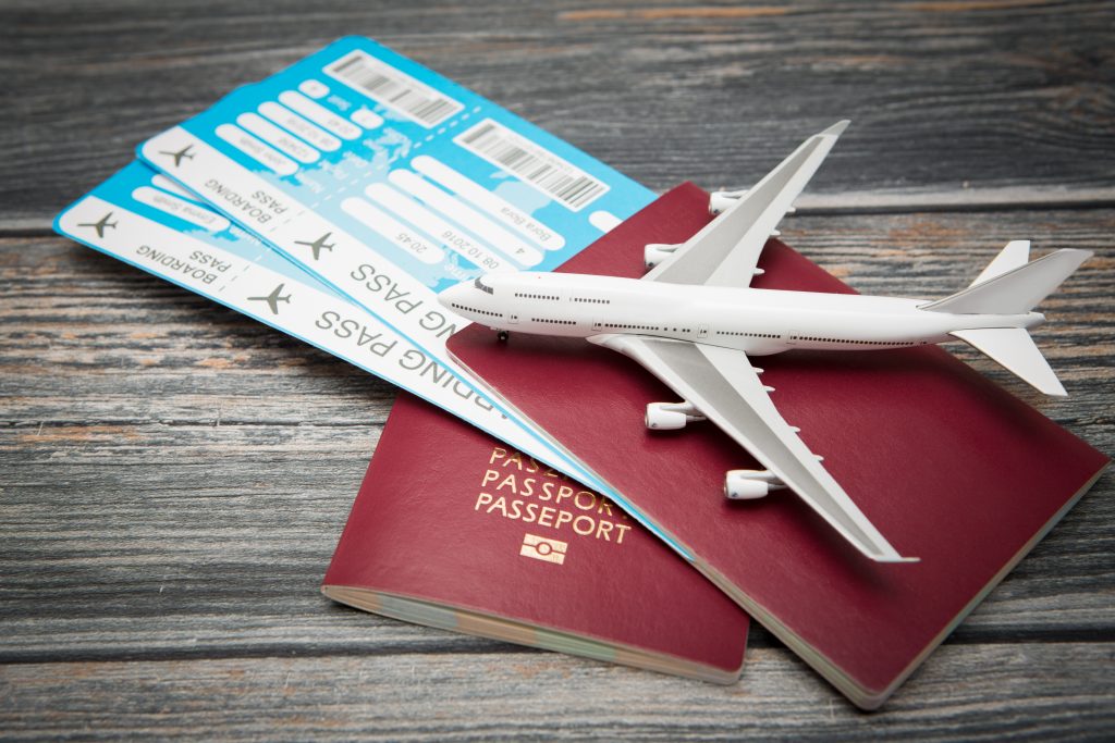 Passaportes com passagens e avião miniatura