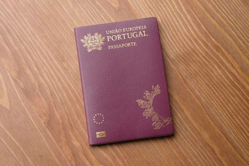 Passaporte português sobre a mesa