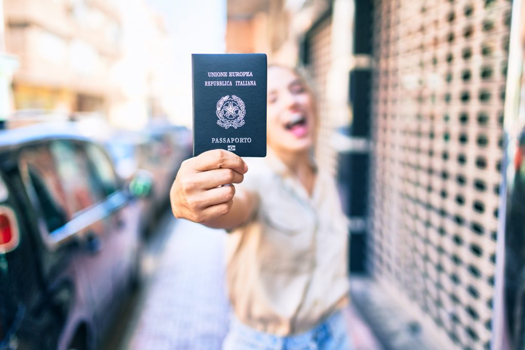 Menina sorrindo mostrando passaporte para câmera