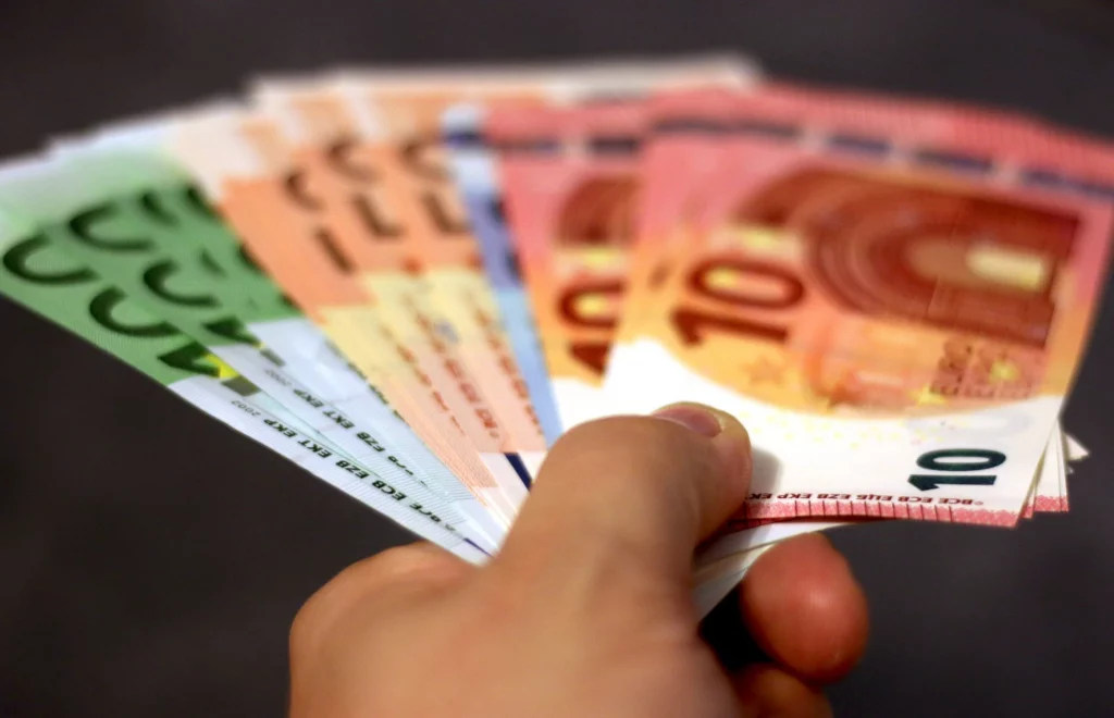 Mão segurando montante em euros