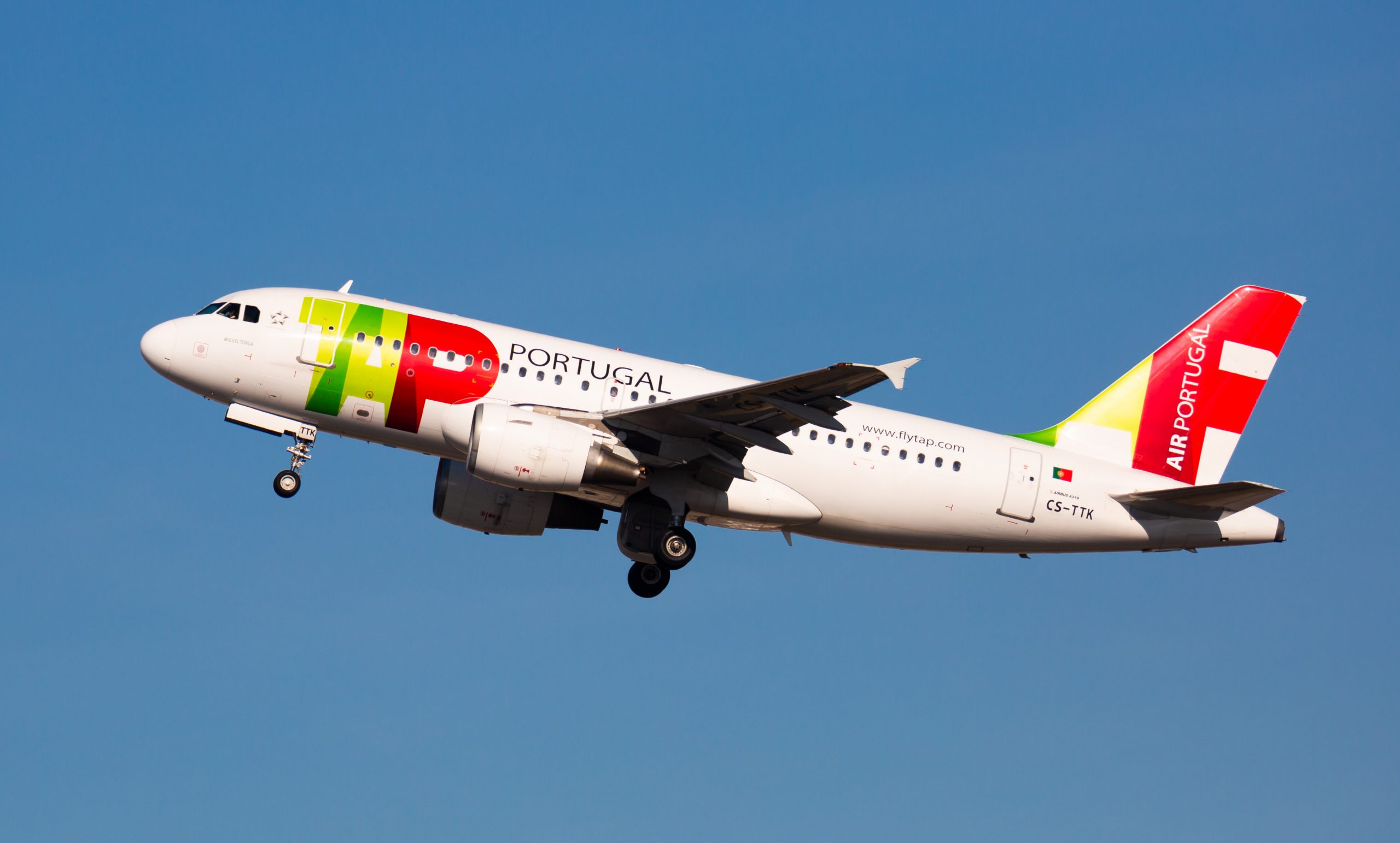 TAP Air Portugal Airbus A319 CS-TTK taking off from Barcelona Airport