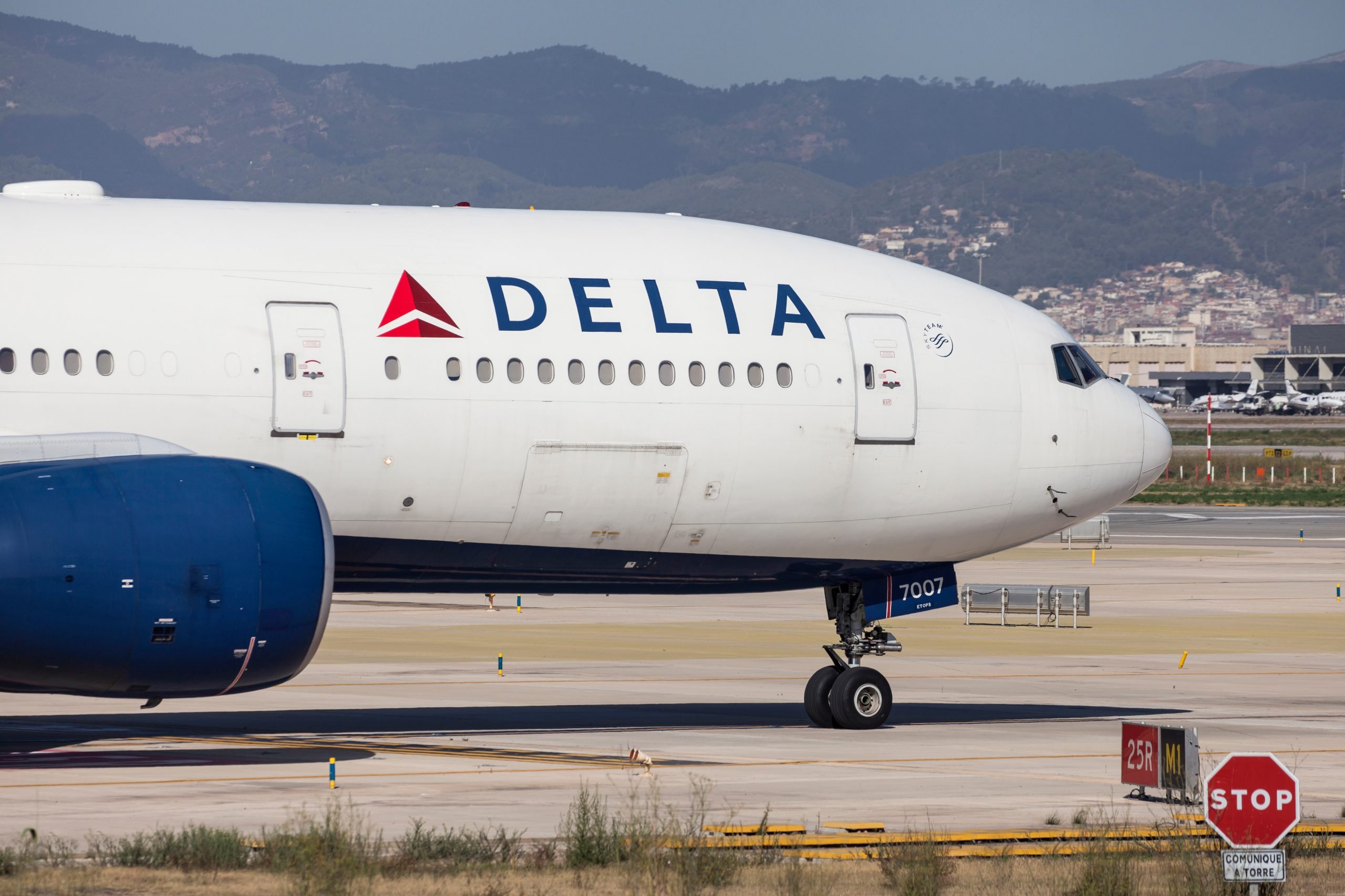 Delta Airlines Boeing 777-200ER Nose