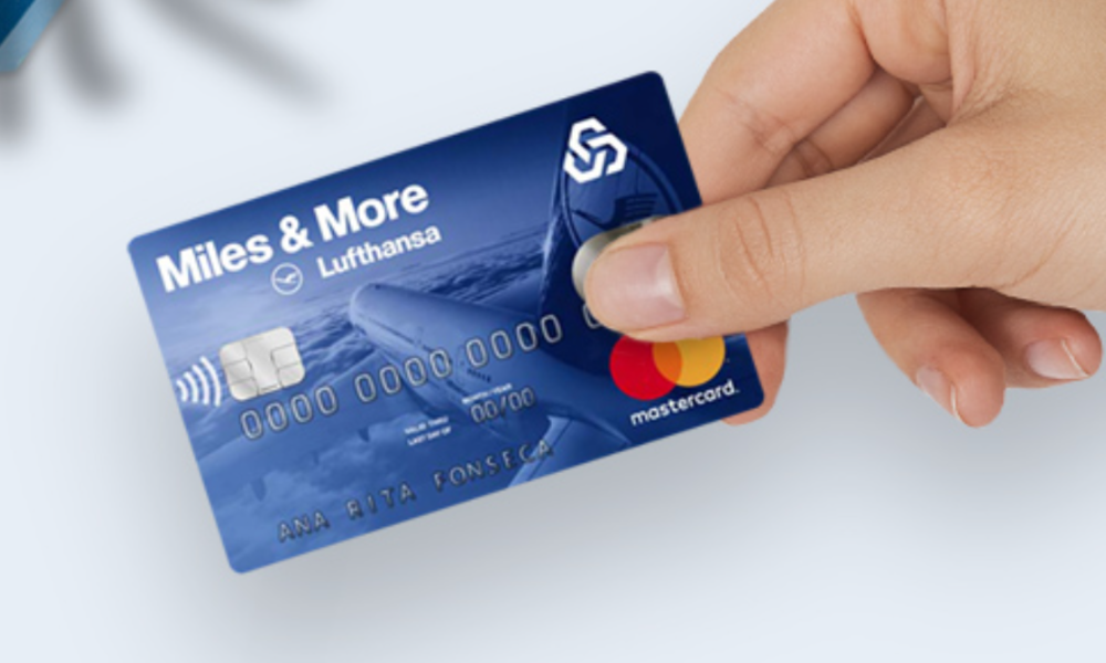 Mão segurando cartão de crédito Miles & More Classic