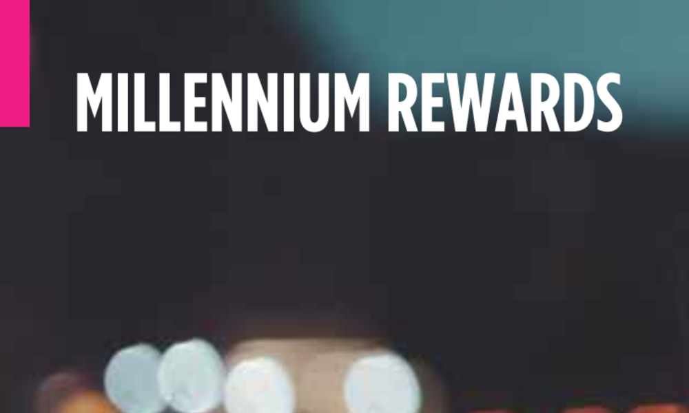 Escrita Millennium BCP Rewards fundo de faróis desfocados
