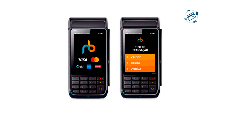 Maquininha de cartão do Novo Banco, aparecendo logotipo NB na tela; bandeiras como Visa, Mastercard, Elo e Amex; numa segunda maquinha/tela aparecendo "Tipo de Transação", "1 crédito, 2 débito 3 celular". Representando como aderir