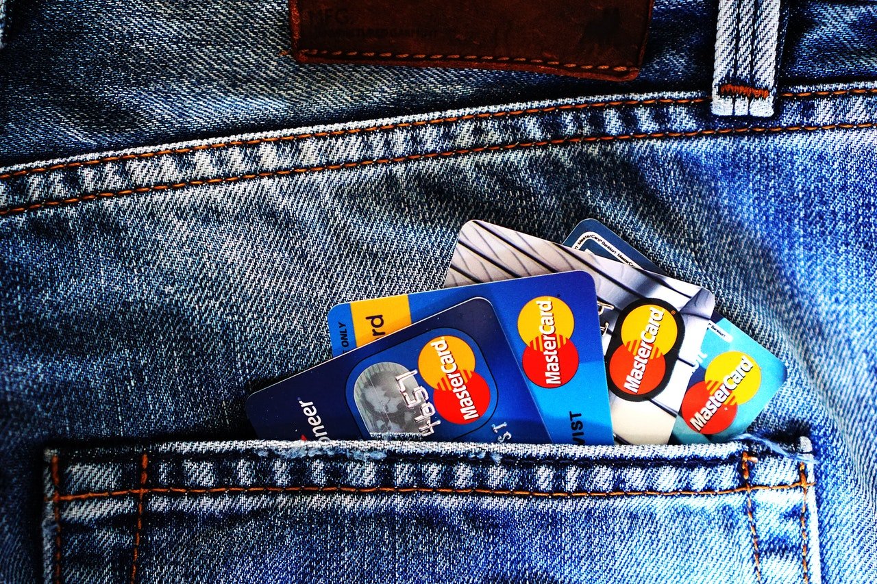 bolso de calça jeans com cartões mastercard com pontos