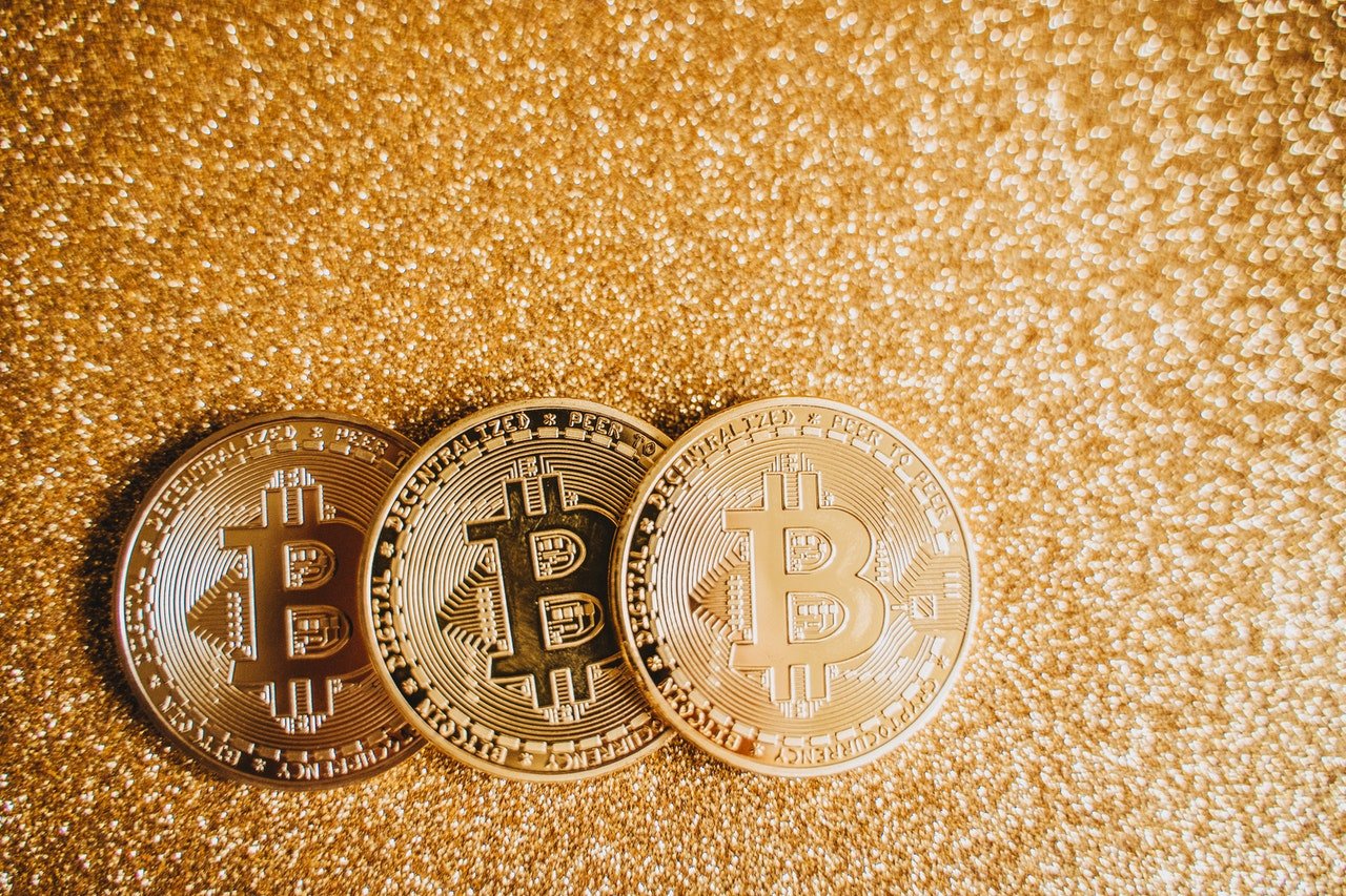 moedas de bitcoin em fundo dourado