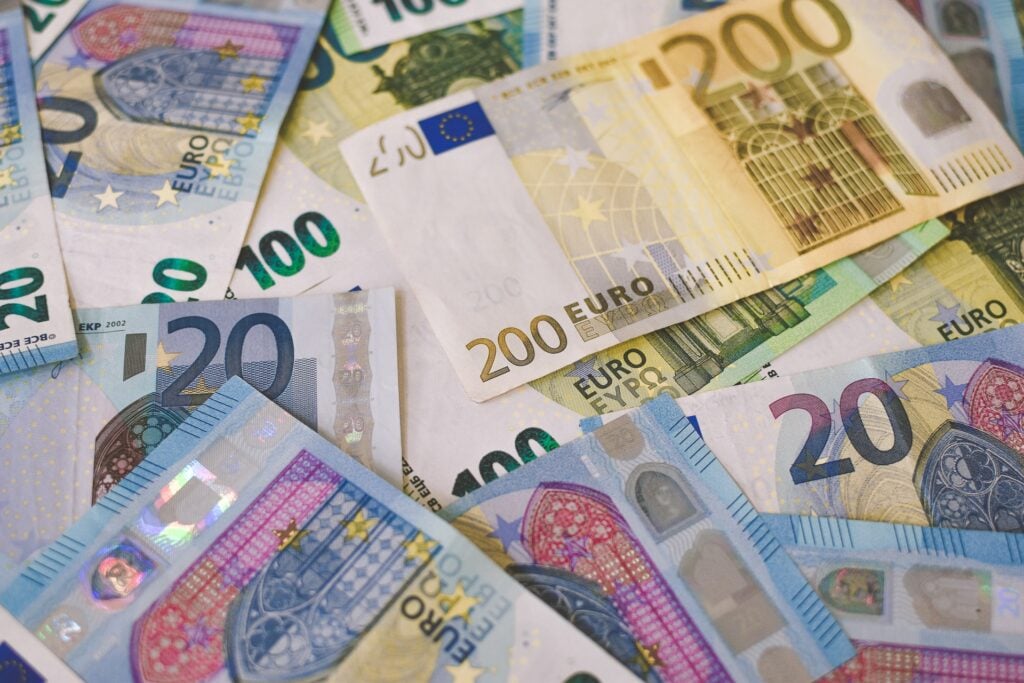Notas de Euro, representando lucro de vender na Auto Sapo