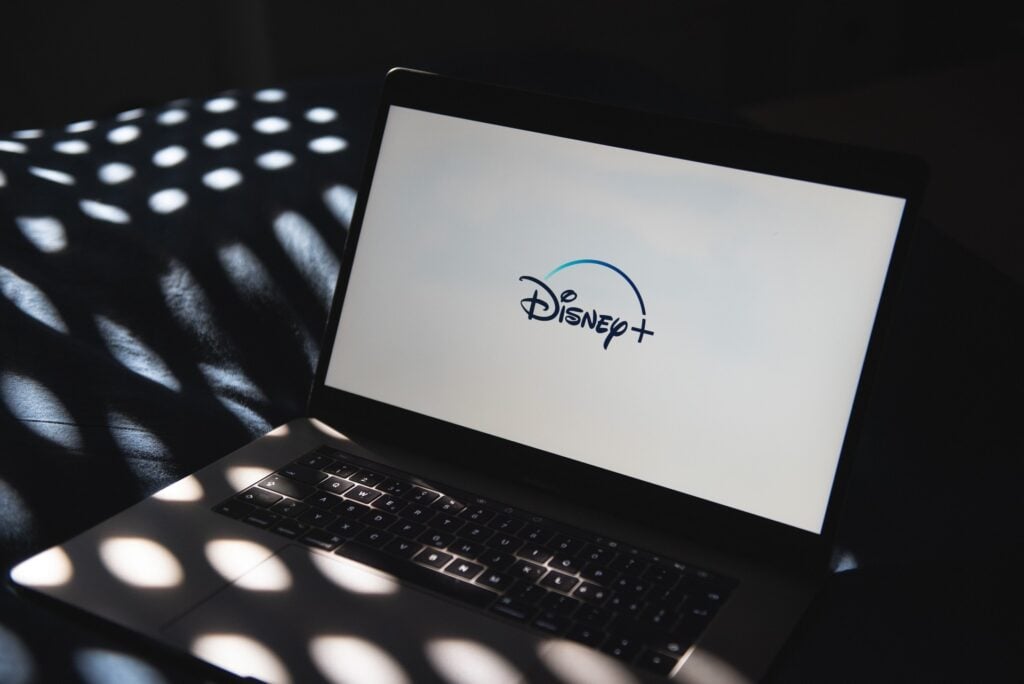 Tela de notebook com logotipo da Disney+ simbolizando como aderir a Disney Plus