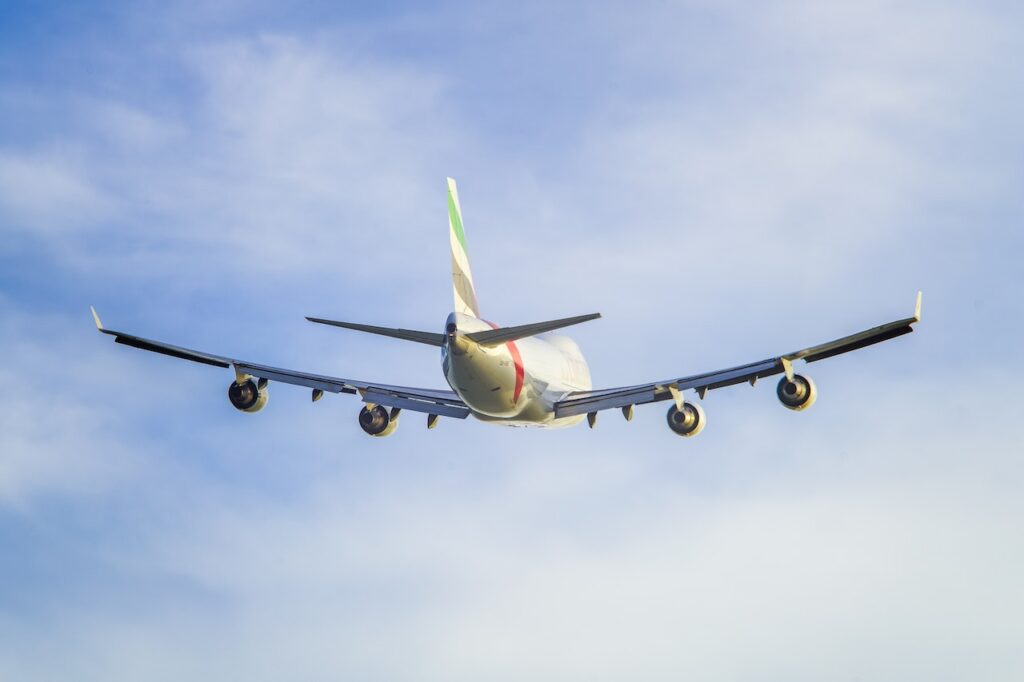 Imagem com um avião voando com os passageiros aproveitando as promoções de passagem EasyJet
